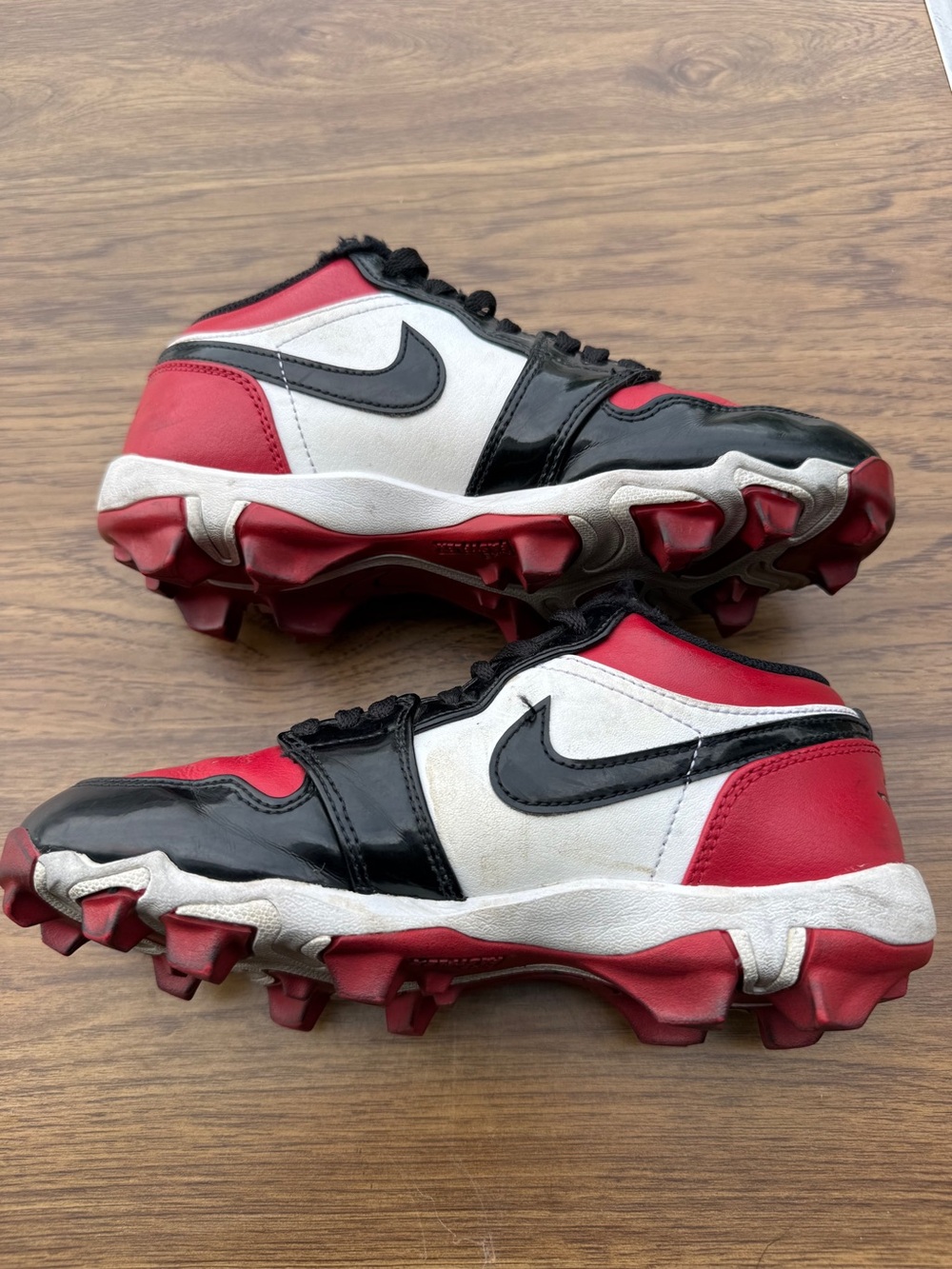 Nike Jordan 1 Low Youth Chicago Red Baseball Football Cleat HF6885-601 Size 4.5Y